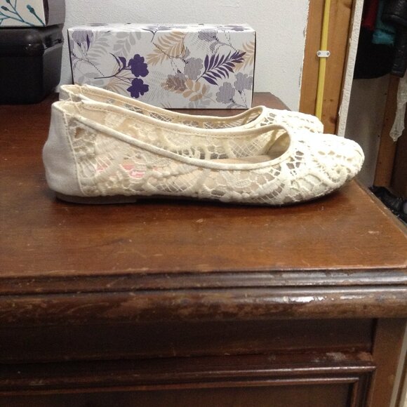 EDL Presents Pop Foam Memory White Lacey Ballet Flats - Picture 2 of 4